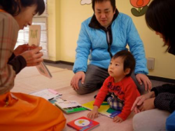 ご家族全員で赤ちゃんと楽しい時間の様子の写真1