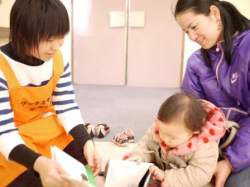 ご家族全員で赤ちゃんと楽しい時間の様子の写真2